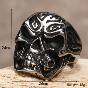 Dettaglio anello teschio gotico in argento vintage con altezza 24mm e peso di 15g