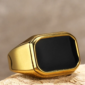 Anello da uomo in acciaio al titanio con smalto nero rettangolare su fascia placcata oro