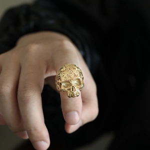 Detailansicht goldener Totenkopfring mit Freimaurer-Auge und gotischen Gravurstrukturen