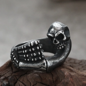 Dettaglio dell'anello teschio in acciaio al titanio vintage con artigli e finitura gotica