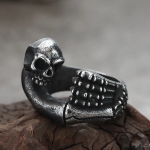 Anello gotico con teschio e mano scheletrica in acciaio al titanio stile vintage