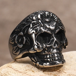 Dettaglio macro dell'anello teschio gotico con intagli floreali in argento vintage