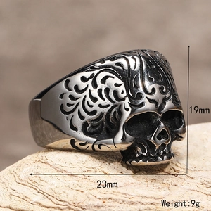 Vista macro dell'anello a teschio gotico che mostra dimensioni 19mm altezza e 23mm larghezza