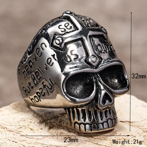 Anello teschio gotico in acciaio inox retrò con rilievo a croce e incisioni preghiera