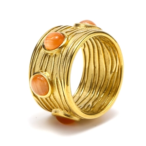 Bague en acier titane plaqué or texturé avec quatre incrustations de pierres naturelles orange