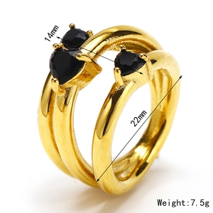 Anello multi-fascia in titanio dorato con tre pietre di zircone nero a forma di cuore