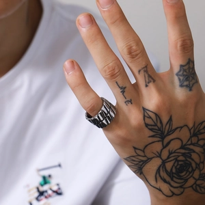 Detail eines silbernen Ringes im Knochen-Design im Punk-Stil mit scharfen Metallkanten