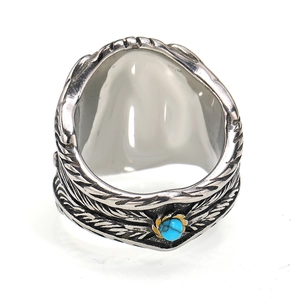 Detail eines Vintage-Stahlrings mit Federstruktur und eingelegtem Türkis-Stein