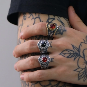 Anillos punk retro para hombre en acero de titanio con piedras preciosas rojas y negras
