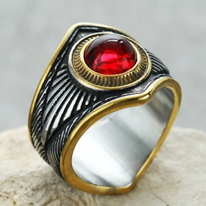 Vista macro de anillo de acero retro con gema roja y grabados de plumas finas