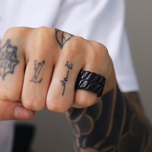 Minimalistischer Herrenring aus schwarzem Titanstahl mit mechanischer Reifenstruktur