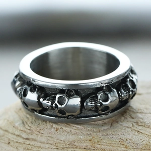 Vista macro dei dettagliati rilievi a teschio su un anello punk in acciaio inossidabile