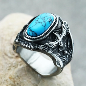 Makro-Detail des Herren-Vintage-Titanstahlrings mit Türkis-Inlay und Adler-Gravur