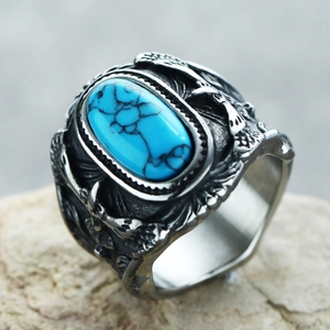 Detailaufnahme eines Retro-Titanstahlrings mit Türkis-Inlay auf Natursockel