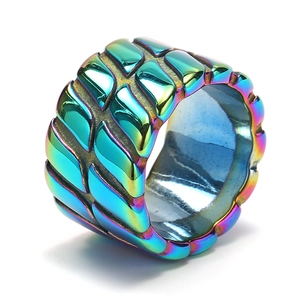 Regenbogenfarbener Edelstahlring mit breitem Reifenprofil-Design für modebewusste Herren