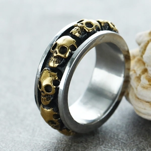 Anello punk con teschio vintage in finitura bicolore argento e oro stile gothic biker