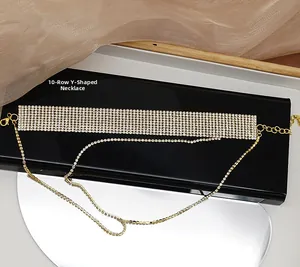 Dettaglio di un choker dorato a 10 file con catena a Y e strass su supporto scuro