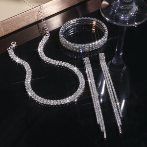 Gros plan sur l'ensemble bijoux avec collier en strass, bracelet et boucles d'oreilles