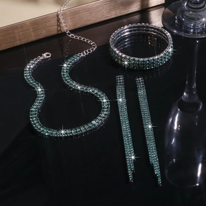 Détails de parure luxueuse avec collier en cristal vert émeraude, bracelet et boucles