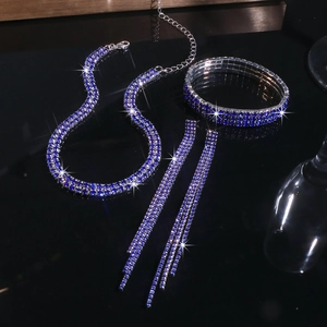 Vue détaillée d'une parure en strass argentés avec cristaux bleu foncé et boucles d'oreilles