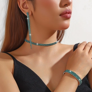 Parure de bijoux en strass verts comprenant collier, bracelet et boucles d'oreilles
