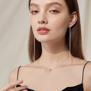 Eleganti orecchini lunghi in cristallo e collana occhio del diavolo su modella