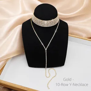Dettaglio macro del set di collana choker a 10 file dorata e collana a Y con strass