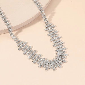 Elegantes silbernes mehrreihiges Strass-Choker-Halsband für formelle Abendkleider
