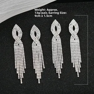 Dettaglio degli orecchini a nappa con strass lunghi 9cm e larghi 1,5cm