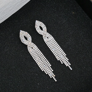 Orecchini a pendente lunghi con nappe scintillanti, strass bianchi e maglie intrecciate