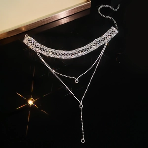 Collar gargantilla de lujo con diamantes de imitación brillantes y flecos de plata capas