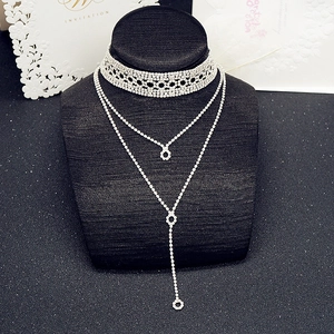 Detalle de conjunto de gargantilla y collares largos con flecos de pedrería en terciopelo