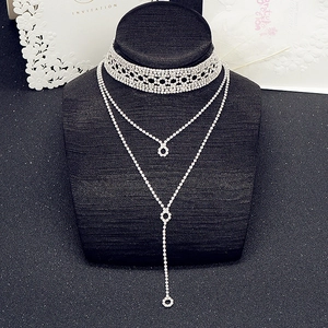 Detalle de conjunto de gargantilla de lujo de tres capas con pedrería brillante en modelo