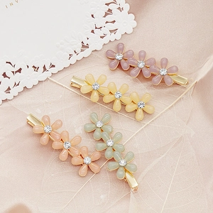 Ensemble de barrettes à fleurs douces avec pétales en résine et strass sur métal doré