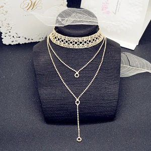 Elegante conjunto de gargantilla dorada con pedrería y colgante de borla larga