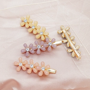 Lot de barrettes à fleurs douces avec pétales en résine et strass sur soie rose
