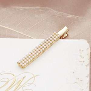 Eleganter Haarclip aus Goldlegierung im koreanischen Stil mit drei Reihen weißer Perlen