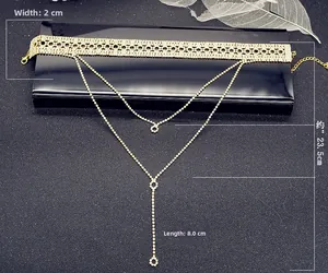 Detalle de gargantilla de pedrería con flecos largos y medidas de 23,5 cm de largo