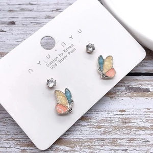 Dettaglio ravvicinato di orecchini in argento 925 con farfalla colorata e zirconi