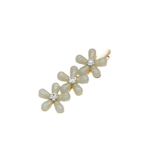 Barrette dorée élégante avec trois fleurs vert-gris et strass de style minimaliste