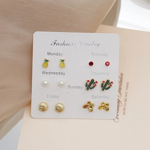 Makro-Detail eines 6-Paar Mini-Ohrring-Sets mit Frucht-, Kaktus- und Muscheldesigns