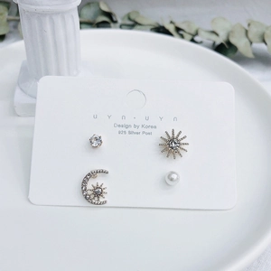 Set di orecchini a lobo in argento 925 con motivi di sole, luna e perle