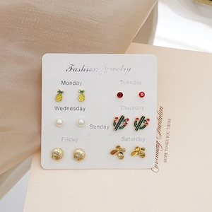 Set mit 6 Paar Mini-Ohrsteckern mit Ananas Kaktus und Muschel auf Displaykarte