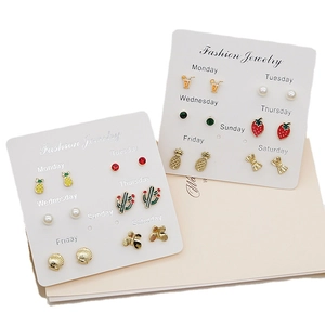 Süßes Ohrstecker-Set mit Obstmotiven und Wochentagskarten wie Erdbeere und Ananas