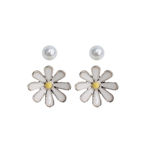 Orecchini a margherita in argento 925 con perle bianche e petali di fiori gialli