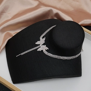 Macro di una collana girocollo a farfalla multistrato in argento con strass lucidi