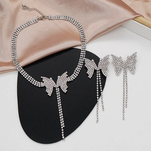 Set di gioielli a farfalla con collana e orecchini con nappe di strass brillanti
