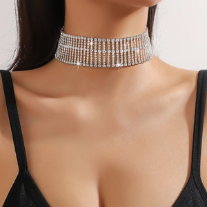 Detail der mehrlagigen Strass-Choker-Halskette mit kaskadierenden Fransen am Modell