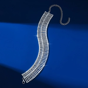 Detail der silbernen Choker-Halskette mit funkelnden Kristallen und verstellbarem Verschluss