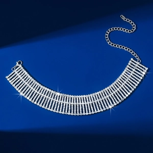 Detail eines mehrreihigen Strass-Chokers mit silbernem Karabinerverschluss und Verlängerung